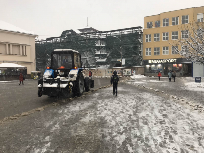 Центральну частину Ужгорода розчищають від снігу (ФОТОФАКТ)