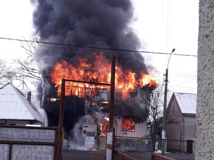 У селищі Буштино триває ліквідація пожежі в магазині будматеріалів