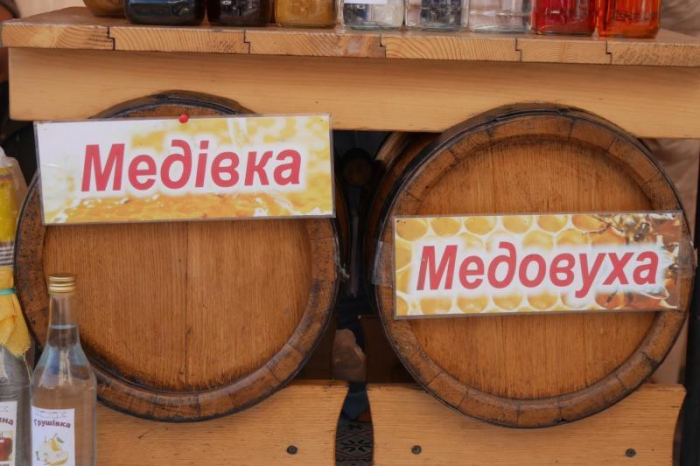 "Медовуха Фест" в Ужгороді: близько 30-ти учасників пропонують найрізноманітнішу медову продукцію (ВІДЕО)