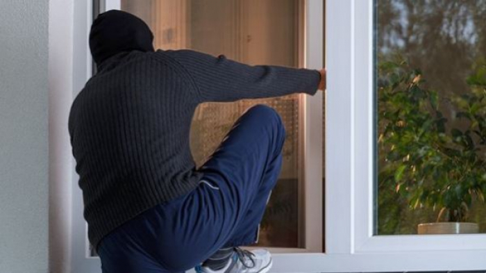 У Перечині злодій виніс з приватного будинку сумку з іноземною валютою