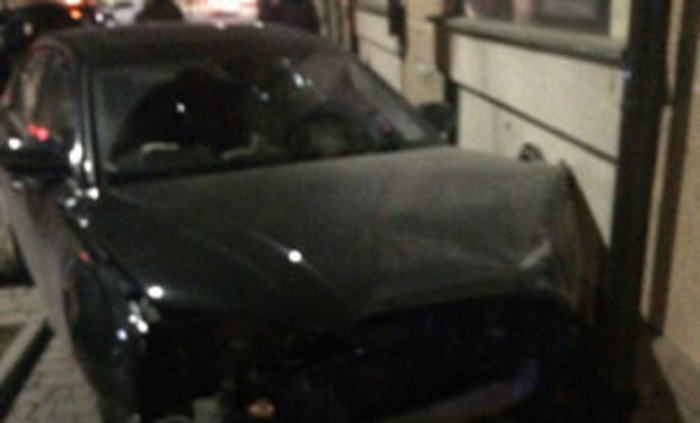 В Ужгороді неповнолітній на АУДІ врізався в будинок (ФОТО)