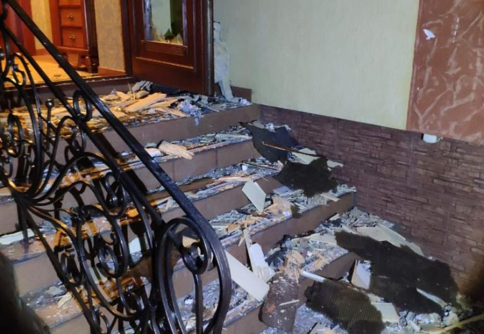 На Ужгородщині невідома особа гатила по будинку з гранатомета. Опубліковано фото