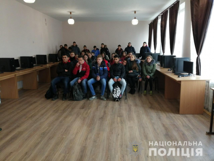Інтимні селфі в Інтернеті – чи треба це закарпатським школярам?