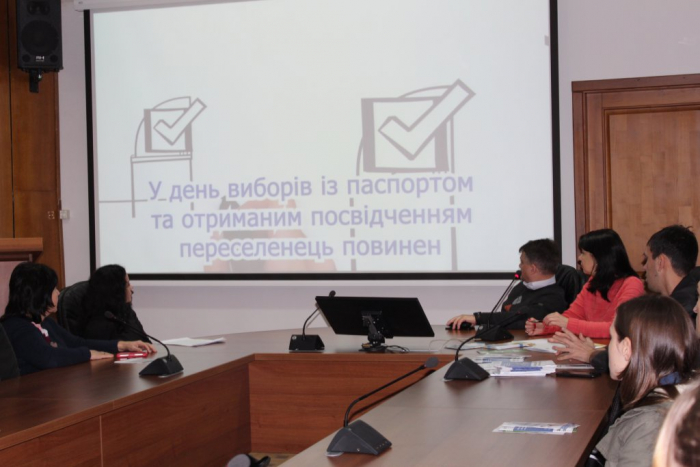 Як проголосувати на виборах Президента України за місцем проживання, розповідали студентам-переселенцям УжНУ