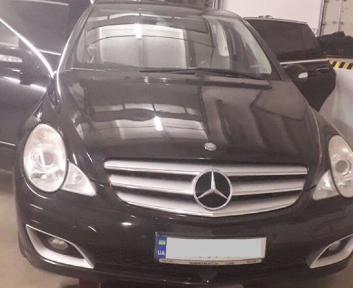 Великий куш: на кордоні в Закарпатті у львів’янина конфіскували "мерс" нафарширований цигарками