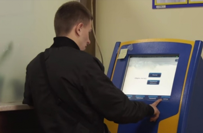 На Мукачівщині люди скаржаться на незрозумілі 100 гривень "комісії" за виготовлення ІD-паспорта