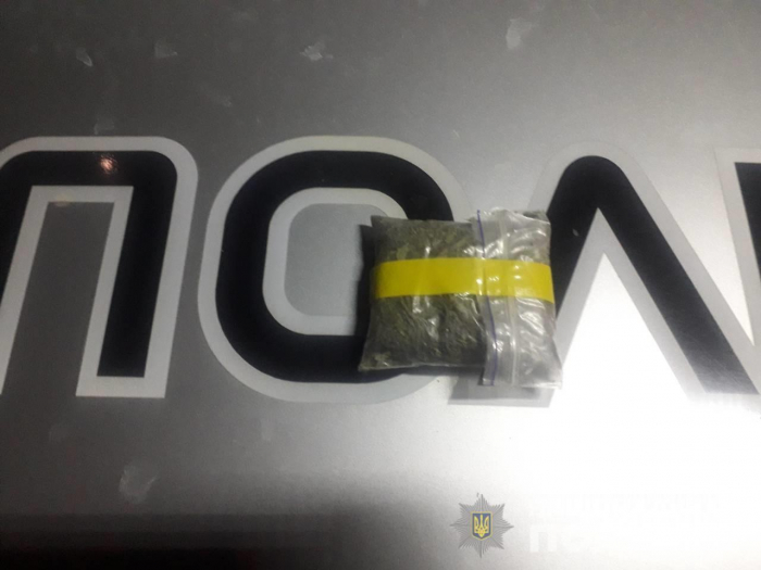 У жінки та чоловіка на Закарпатті копи знайшли "звеселяючу" травичку – розпочато слідство