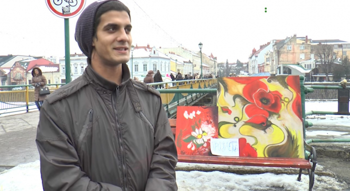В Ужгороді художник, який малює картини просто неба, за півроку продав їх понад 60 (ВІДЕО)