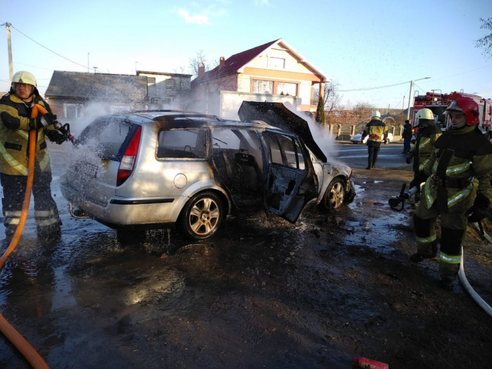 На Ужгородщині загорівся автомобіль: рятувальники інформують, чи є постраждалі