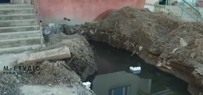 Мешканці Берегівщини страждають від незавершеного ремонту каналізації. Що кажуть у сільраді?