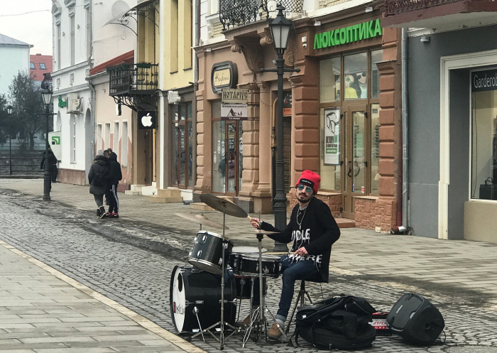 Відомі хіти на барабанах: В Ужгороді вуличний музикант створював настрій перехожим (ВІДЕО)