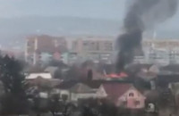 Пожежа у Мукачеві: з’явилося відео з палаючою будівлею (ВІДЕО)