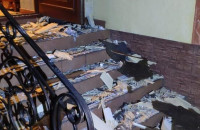 На Ужгородщині невідома особа гатила по будинку з гранатомета. Опубліковано фото