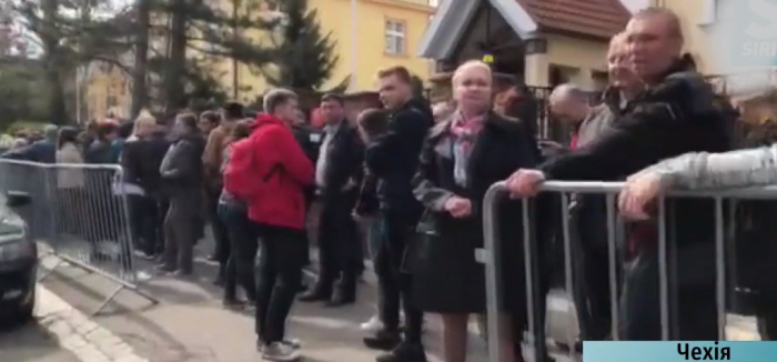 Заробітчани голосують: під посольством України у Празі – більше тисячі людей охочих проголосувати