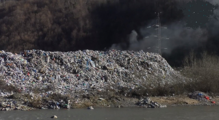 Гірська Тиса потопає у смітті: 15-тиметрова гора з відходів нависає над річкою у центрі Європи (ВІДЕО)