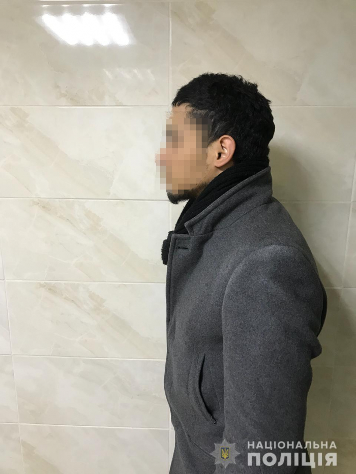 Копи затримали 28-річного іноземця, який через Закарпаття переправляв закордон нелегалів