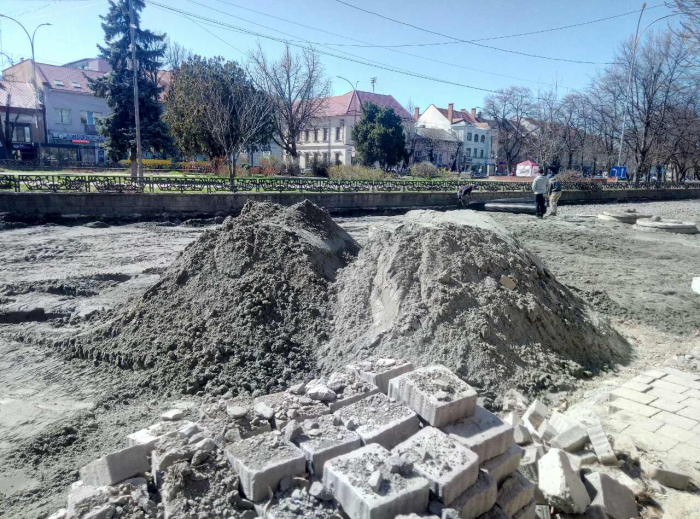Ремонт на Петефі в Ужгороді триває – що роблять? (ФОТО)