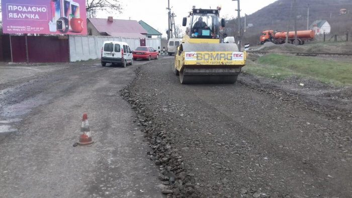 На Виноградівщині розпочали ремонт обласної дороги