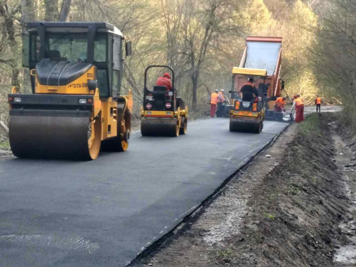 Триває ремонт дороги між Перечинським і Великоберезнянським районами (ФОТО)