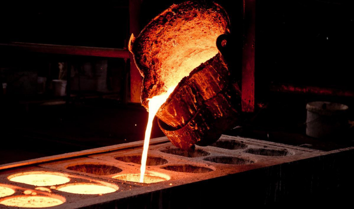В Ужгороді працівники ливарні називають свою роботу пеклом і щодня плавлять до 17-ти тонн заліза