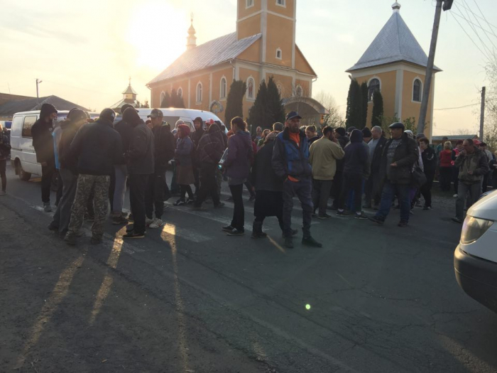 Дорогу Мукачево – Рогатин заблокували жителі Іршавського району