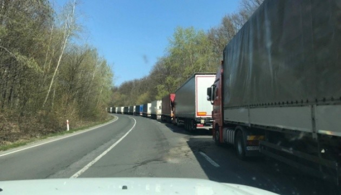 Кілометрові черги вантажівок в Ужгороді – стала відома причина