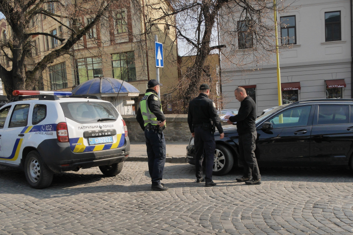 В Ужгороді водії отримали попередження за неправильне паркування
