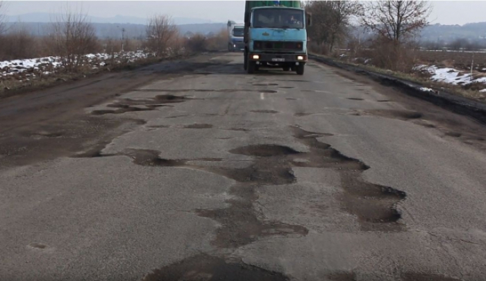 Отакої, суд заборонив ремонт найгіршої на Закарпатті дороги «Мукачево – Рогатин»