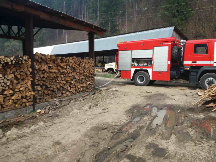 Пожежа на території пилорами на Тячівщині: рятувальники гасили майже три години