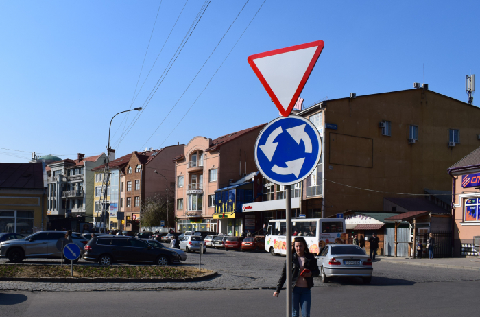 До уваги ужгородських водіїв: у центрі міста облаштували круговий рух