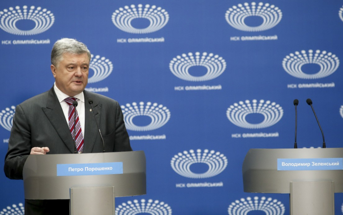 Президент Петро Порошенко шкодує, що кандидат Зеленський не з’явився на дебати, і пропонує йому подискутувати в ефірі телеканалів