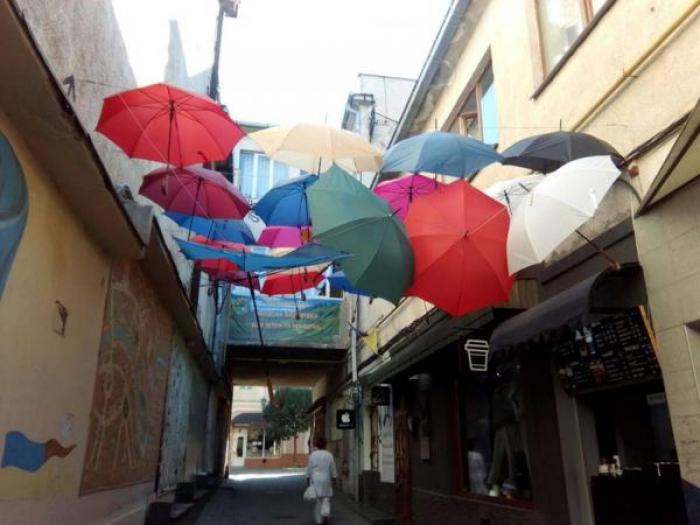 Навіть два тижні не встояла: в  Ужгороді пошкодили алею з парасольок! (ВІДЕО)