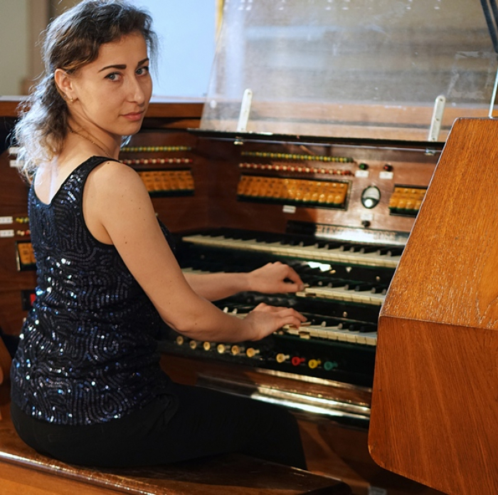 Ужгородка Ольга Чундак зіграє симфонічну музику Бетховена на органі