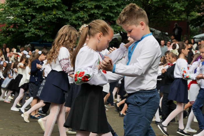 Сьогодні в Ужгороді святкують закінчення школи ще зовсім юні випускники (ФОТО)