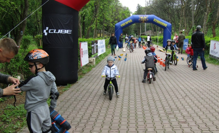 В Ужгороді саме зараз триває свято велоспорту: участь взяли більше сотні учасників