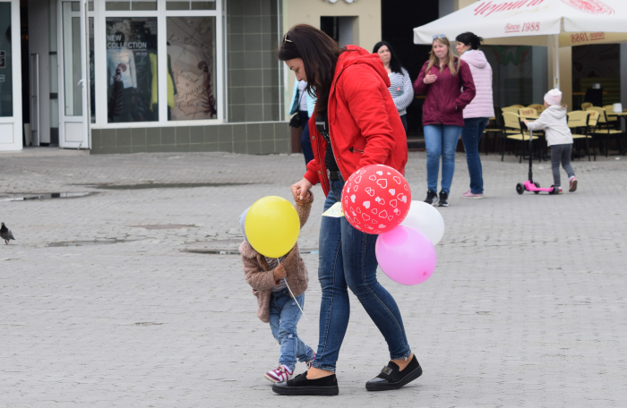 «Мама, тато, я – щаслива сім’я»: в Ужгороді відбулася соціальна акція