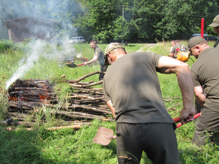 Рятувальники та лісники в тандемі вчились ліквідовувати пожежі у лісовому масиві на Мукачівщині