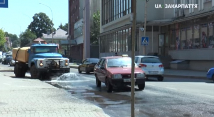 Спека в Ужгороді: поливальні машини омивають вулиці двічі на день