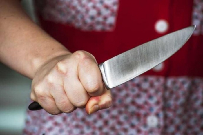 Сімейна сварка на Іршавщині: жінка важко поранила чоловіка кухонним ножем
