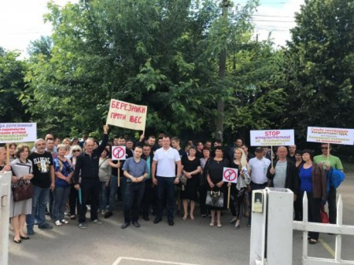 Біля Закарпатського окружного Адміністративного суду неспокійно. Що вимагають краяни?