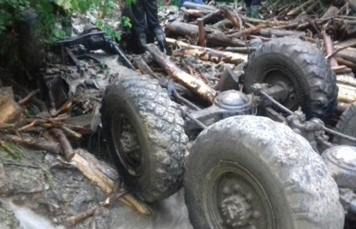 На Тячівщині вантажівка зірвалася з гори і впала у річку, є жертви (ФОТО)
