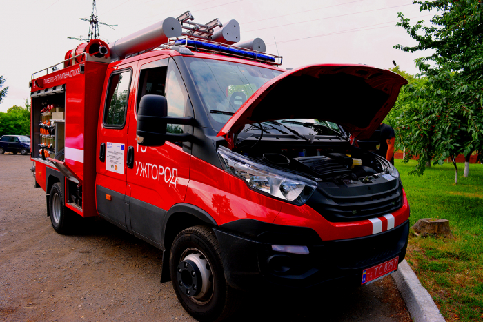 Ужгородські рятувальники отримали сучасний пожежний автомобіль
