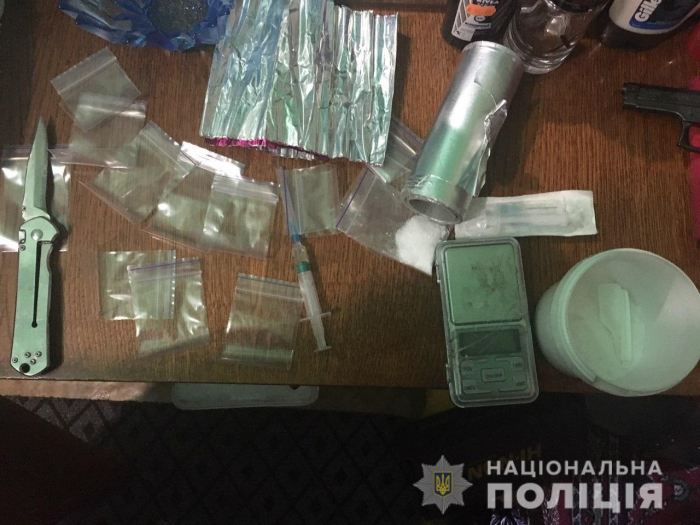 Поліція Мукачева вилучила у закарпатця метамфетамін та опій