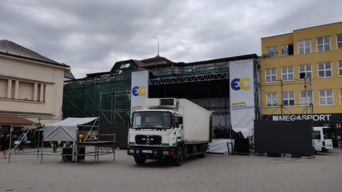 Закарпаття готується до візиту Порошенка – в Ужгороді монтують сцену