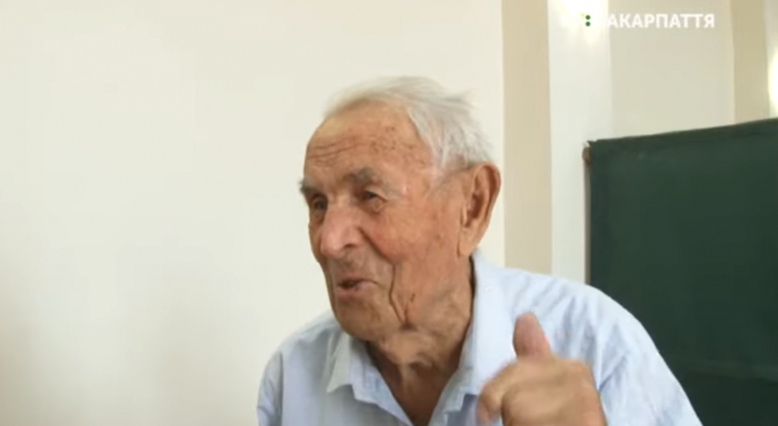 101-річний Микола Деревляник сьогодні проголосував в Ужгороді