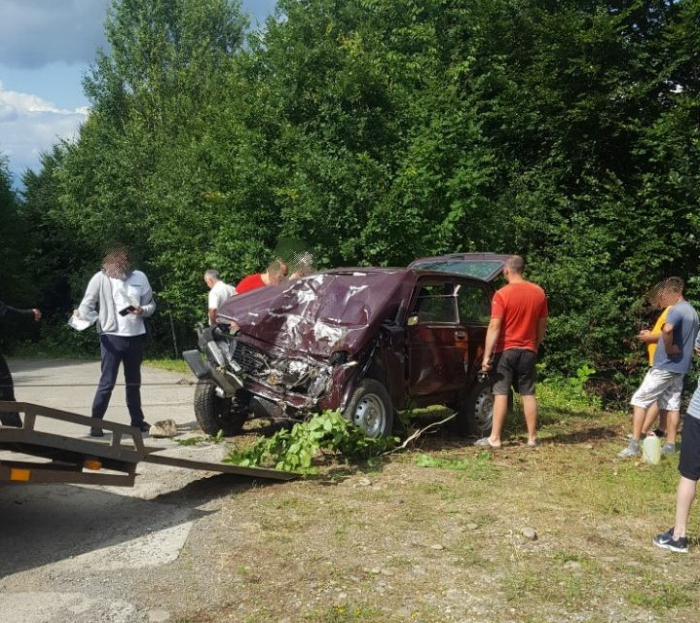 ДТП на Хустщині: 86-річний водій автомобіля «Нива» та його пасажир загинули після зіткнення з деревом