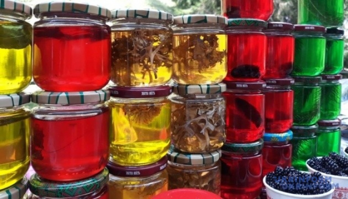 Ви здивуєтеся: правда про різнобарвний мед, який реалізують на Закарпатті (ВІДЕО)