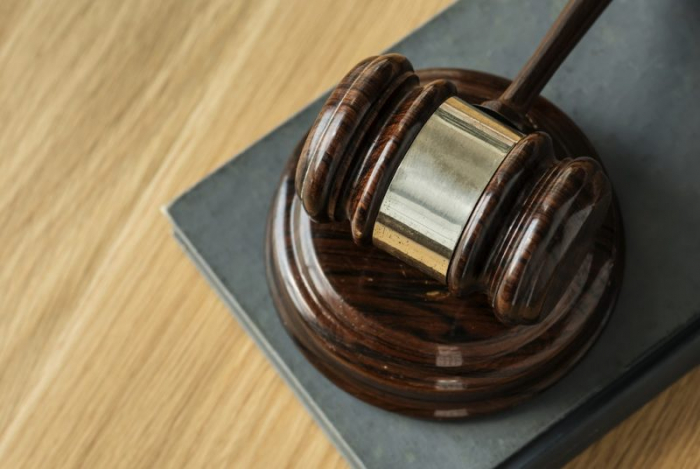 Берегівчанина, у якого вдома правоохоронці виявили зброю та наркотичні речовини, взяли під варту
