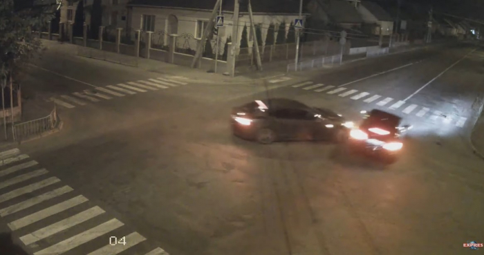 Момент "елітної" ДТП з “Tesla” та “Mercedes” у Виноградові зафіксувала відеокамера (ВІДЕО)