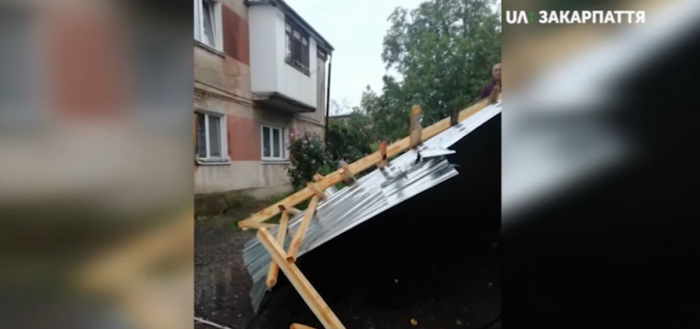 Дах з будинку упав на дві машини в Ужгороді